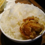 餃子酒場 - 唐揚げが１個ついてきました。