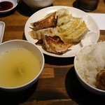 餃子酒場 - 餃子定食（肉４、ミックス５）730円