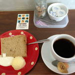 フトゥロ カフェ - 【食後のデザート】紅茶のシフォンケーキ