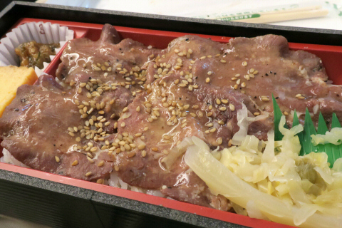 金ぴか 牛タン弁当が旅の一食目 By かぼちゃ計画 Jr東海パッセンジャーズ名古屋スタンド下り05 ジェイアール 名古屋 弁当 食べログ