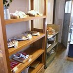 KURUMI - 1階はパンや焼き菓子が販売されています