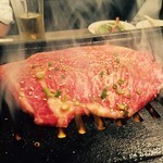 肉とスープのおいしい店 肉の匠 吉杉 - ステーキ焼き焼き中～