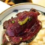 魚屋の台所 下の一色 - 鯨のレアステーキ丼ランチ700円