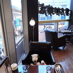 星乃珈琲店 - ボキらは窓際の席に案内されたよ。
      こちらのお店は席と席の間が広くとられてるので、
      ゆったり座れるね。
      