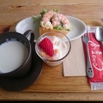 高虎ドッグ - 高虎モーニングセット(えびとアボカドのサラダドッグ)