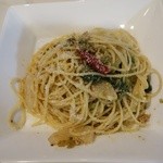 トラットリア バール イル ポルトローネ - 鶏と蕪とドライトマトのオイルスパ864円