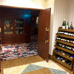 ビッグベン - “英国調バー”の門が開く。結婚式二次会の喧騒も、そろそろ落ち着いた様子