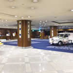 ビッグベン - 広々としたロビーには、結婚式用のワゴンが飾られている