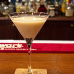 マザーズハンド（Oさんオリジナル）。アマレットとシナモンをミルクで包み込む。ウイスキーとグレープフルーツピールの隠し味