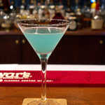 雷様（Oさんオリジナル）。ブルーキュラソー＆ジンで青い稲妻を表現、香りのアクセントに山椒を振った意欲作