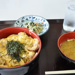 明野駐屯地　厚生センター食堂 - 親子丼定食500円　みそ汁の具の寂しさが際立っています(;^_^A