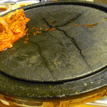 Nurunji - 石の焼肉プレートでキムチを焼く