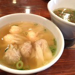 支那そば 八雲 - 201605 つけそばのワンタンとつけ汁は別皿提供。ワンタンは温かい鰹だしスープに入っている