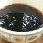 珈琲に森の木々の枝が映る