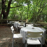 登六庵 - 庭のテーブル