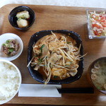 Raisukyouwakoku - 今週の気まぐれ定食は豚玉キムチ炒めです。豚肉とキムチをシャキシャキの野菜と豆腐を炒めて玉子で仕上げたご飯がすすむ、旨さを極めた逸品です。ご飯のお替りをしたくなるほどでした。ご馳走様でした。