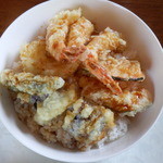 Raisukyouwakoku - 気まぐれ米飯は海老と野菜の天丼です。甘辛い和風醤油だれが食欲を湧き立てます。海老と野菜の美味しさが口一杯に広がる絶品です。ご馳走様でした。