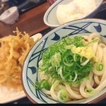 丸亀製麺 - ぶっかけ並 かき揚げ 白飯。私的黄金チョイス。かき揚げ天茶の最後のひと啜りは苦しいくらい腹パンです…ブヒ。