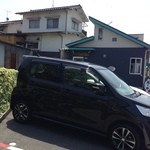 じだん - 駐車スペースのラインもトリコローレカラー