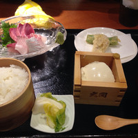 魚感うえさき - お造り定食   
                太刀魚と鯛他  湯豆腐 魚と満願寺ししとうの天ぷら
                豚汁
