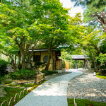 Saryou Hassui - ホテルのエントランスを抜けるとすぐにある藁葺き屋根の建物が「茶寮 八翠」です。