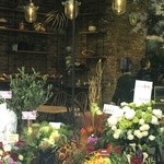 ル・シュクレクール - 店内にはテーブルも！オープンのお祝いの花が、たくさん並んでいます！！