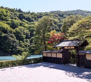 Saryou Hassui - ホテルの目の前に位は嵐山、保津川が広がります。