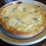 雪詩慕雲 - 4種のチーズと塩のピザ