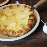 雪詩慕雲 - 4種のチーズとハチミツのピザ
      