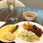 KLM Crown Lounge 52 - スープ、パスタ、ミートボール、サラダ、etc.