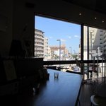 Kafekyu Burikku - 大きな窓からは箱崎の街並みが一望できますよ。 