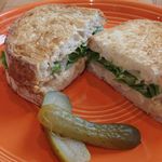 ネイバーフッド アンド コーヒー - サーモン ポテト タルタル サンドイッチ