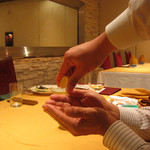 中納言 大阪駅前第3ビル店 - デザートの前にレモン果汁で手のにおい消しをしてくださいました。