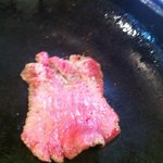 薄い牛タンを石鍋でさっと！