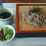 天然温泉 比良とぴあ - 料理写真:ざるそば450円（税込）少々盛が少ないですが、しっかりしたコシはありました。