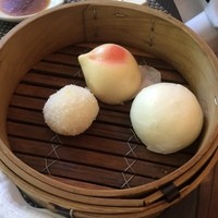中国料理 麗花 - ココナツ団子、桃饅頭、カスタード饅頭
