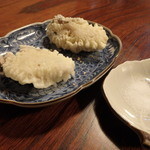 居酒屋ふく郎 - お通しの牡蠣の天ぷら。