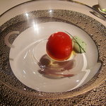 ロオジエ - 毛ガニを詰めたトマトのサラダオリーブオイルのアイスクリームエストラゴンと柚子の香り