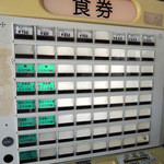 青島食堂 - 2016年5月5日(木・祝)　店舗入口の外にある券売機