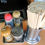 青島食堂 - 2016年5月5日(木・祝)　店内　カウンター席卓上