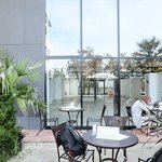 Urth Caffé - 店内のテラス席の風景です