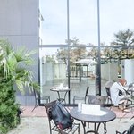 Urth Caffé - 店内のテラス席の風景です