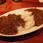 Thyme - 左：挽肉鳥軟骨カレー、右：牛すじカレー