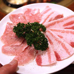 焼肉ぎゅうぎゅう - 豚カルビ490円と豚ロース790円。