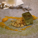 トゥ・ラ・ジョア - 抹茶のブリュレにクッキーの粉末