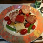 銀のさじ - 《2805》真ん中の赤い四角い固まり、最初スイカと思いました。その下の白い固まり豆腐かと思いました。違いました。嬉しいビックリでした。ベーコンや薫製も美味。トマトは当然、豆（エンドウ？）も生、美味い。