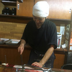 かぶと - 鰻を裂く藤森さん