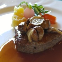 メインダイニングルーム 三笠 - 国産牛フィレ肉のステーキ、茸を添えて、マデラソース