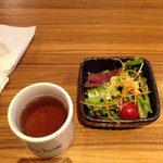 Gyutan Sumiyaki Rikyuu - セットのサラダとお茶
      