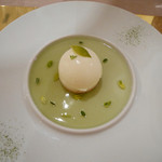 バローレ - 緑のジュレに浮かぶ白花豆のムース